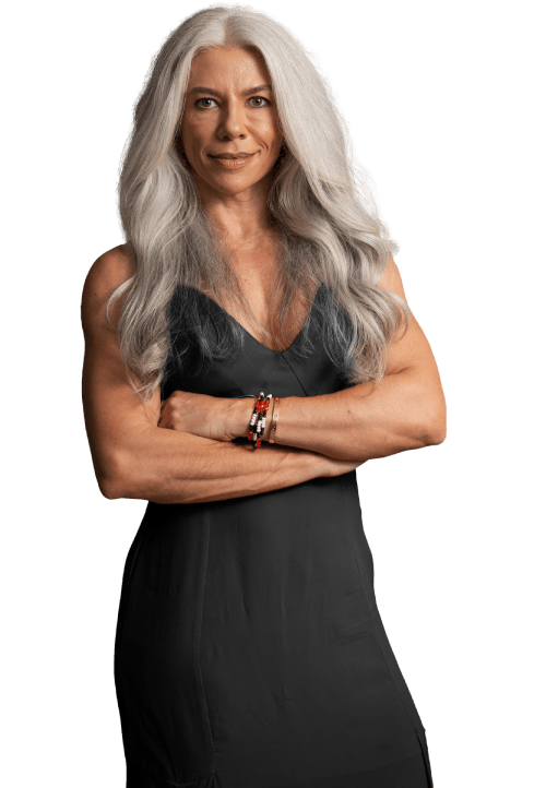 Foto da Doutora Valeria Leal com vestido preto e braços cruzados